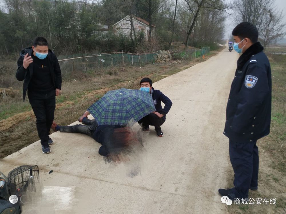 河鳳橋鄉一男子騎車摔倒口鼻受傷流血幸得民警救助