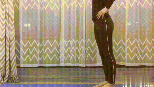 然后让臀部慢慢往上推起,让小腹,肩部位于一条直线上.