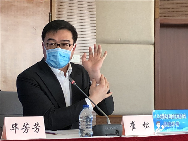 图说:崔松医生演示,按摩内关穴有助于静心凝神