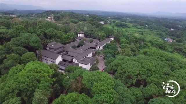 据了解,夕佳山民居是国家4a级景区,有着"川南民居活化石"的美誉,是