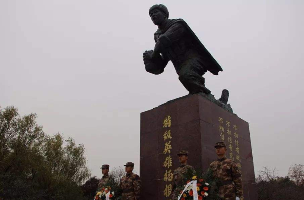 为了胜利,他抱着10斤炸药冲向敌人,临终遗言看完想哭