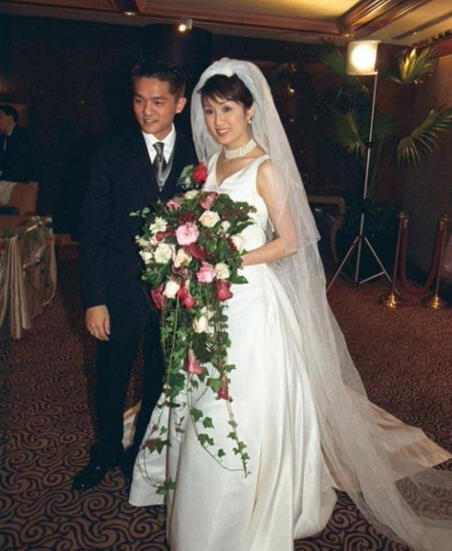 马蹄露与曹永廉等一众tvb明星到社区给老人派口罩被赞人美心善