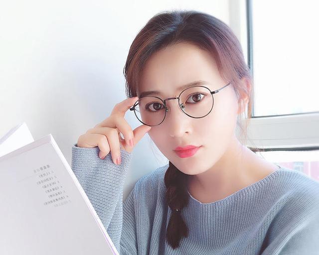 女生一戴眼镜就觉得丑有这4个特征的女生戴眼镜反而会很好看