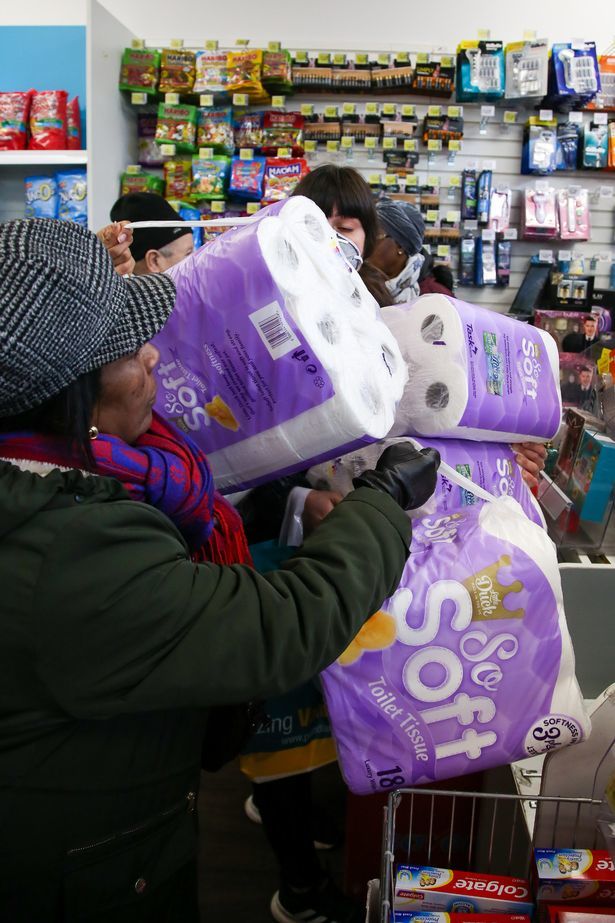新冠肺炎疫情期间英国出现哄抢卫生纸情况