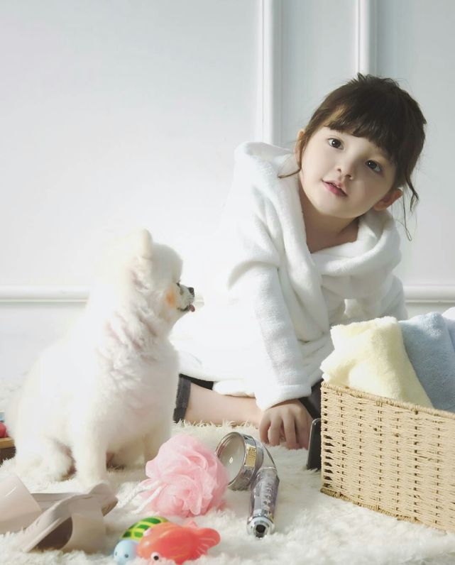 超人回来了娜恩近照曝光剪短发五官精致犹如芭比娃娃