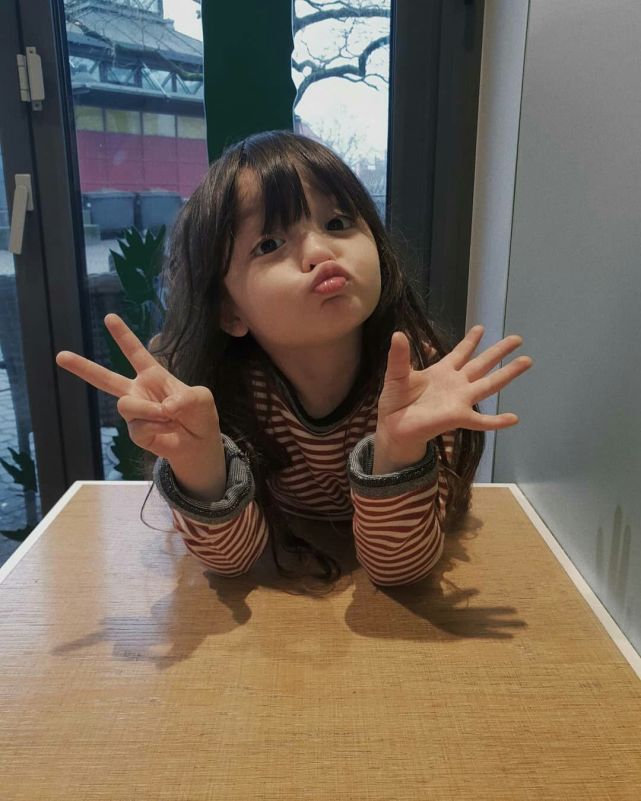 超人回来了娜恩近照曝光剪短发五官精致犹如芭比娃娃