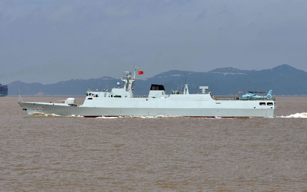 056型护卫舰072a登陆舰可以直接将一个营的人员与物资送上滩头,具备较