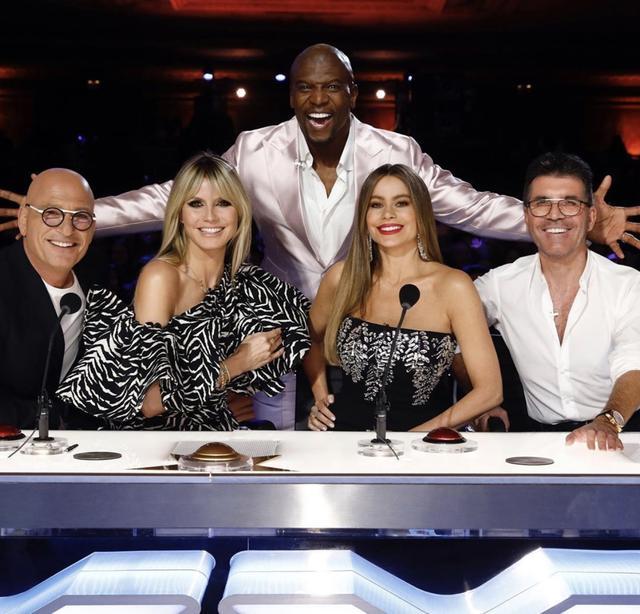 达人秀超模评委隔离自己,和丈夫隔玻璃亲吻,曾驾驭超难穿吸管装