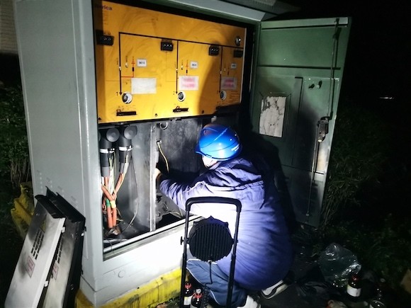 国网重庆合川供电公司抢修人员在大众花园安装新电缆 国网重庆电力供