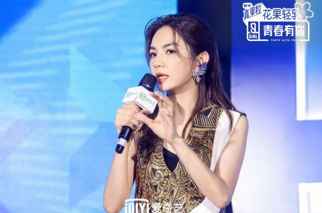 没被《青春有你2》导师与参赛选手惊艳到,女导演意外走红,男孩们耐不