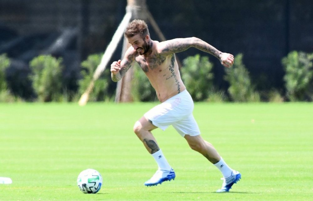 45岁贝克汉姆带3个儿子踢球183cm的肌肉身材再现球场飒爽英姿