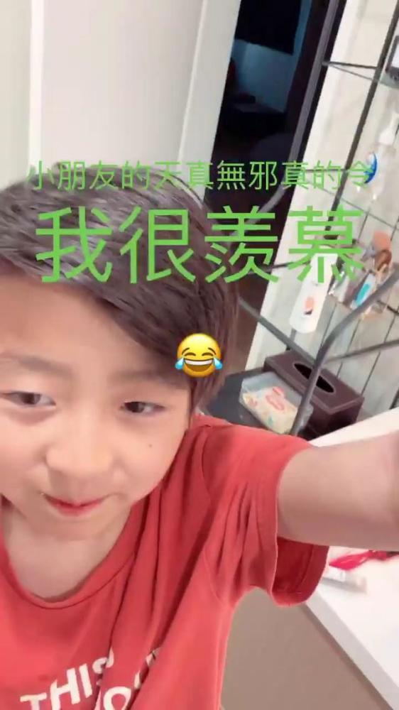 张柏芝被赶下飞机后回归日常晒娃小q涂红唇比心被赞靓女