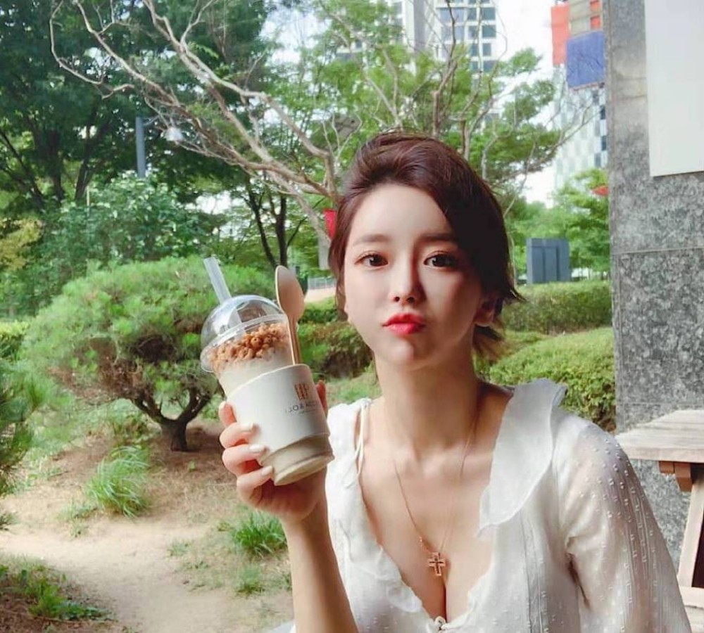 为何尹素婉入驻抖音迟迟不火网友观看以前视频发现真正原因