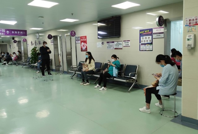 龙岗区妇幼保健院为患者家属设置等候休息区