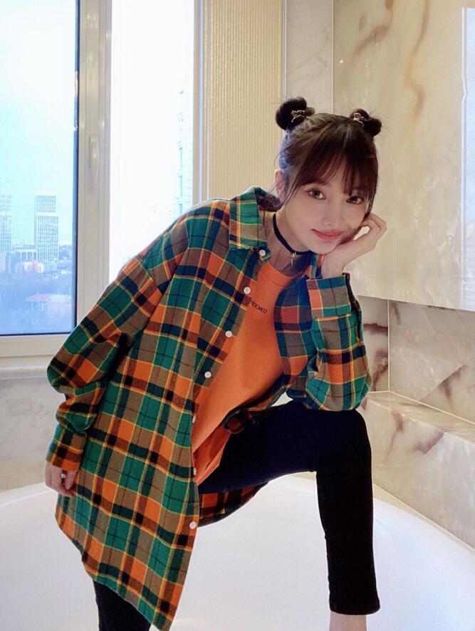 李小璐拍写真首度挑战哪吒头穿着花哨比ok手势卖萌变大龄儿童