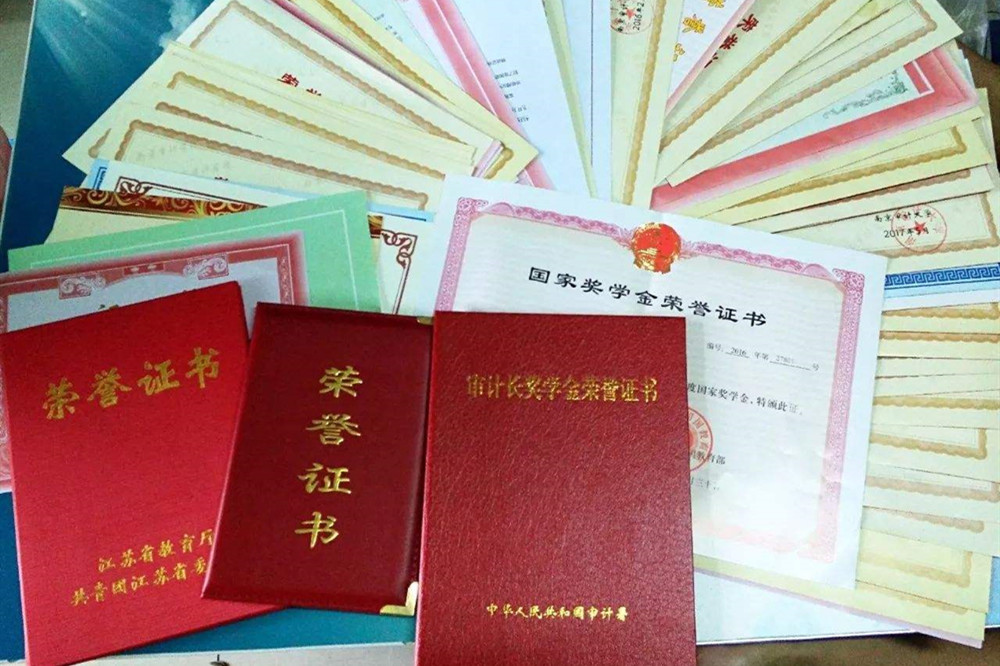 看到满地的奖状和证书再看女孩的工作和收入网友我酸了