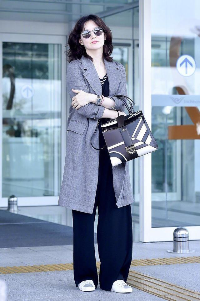 李英爱太气质,穿灰色长外套搭配阔腿裤,休闲造型洒脱率性