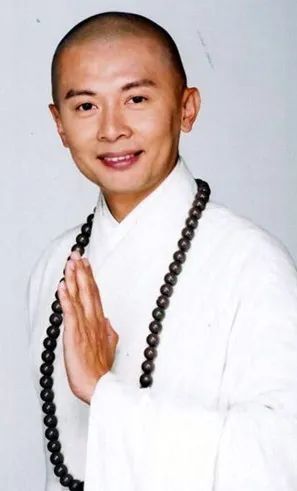 比如下面这位出家的演员—— 何宝生