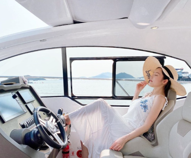 模特黄子菲今年1月份刚刚生下和男友杨政龙的女儿,生完孩子两个月她