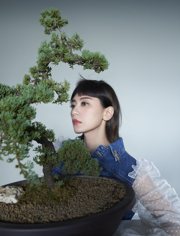 贾静雯挑战超长麻花辫和狗啃刘海造型绽放温柔和淑女魅力