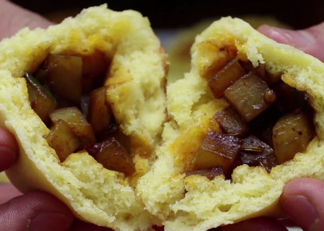 土豆馅的包子你吃过吗?鲜辣软糯,咸香味美,不错的营养早餐