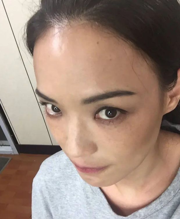 舒淇晒素颜照好实在满脸斑点不遮掩就算老了也觉得优雅