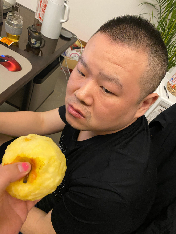 岳云鹏7岁大女儿宅家拿废纸箱做城堡,身上沾满染料,动手能力超强