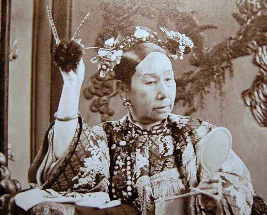 崔玉贵把珍妃推入井时曾说要陪珍妃一起死为何没兑现承诺