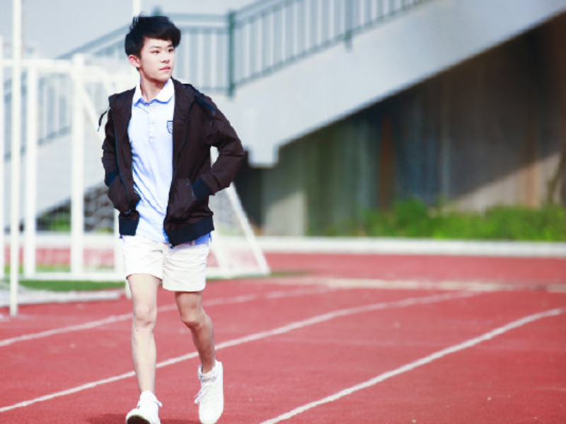 易烊千玺操场奔跑照遭疯传瞬间化身活力少年这颜谁不爱