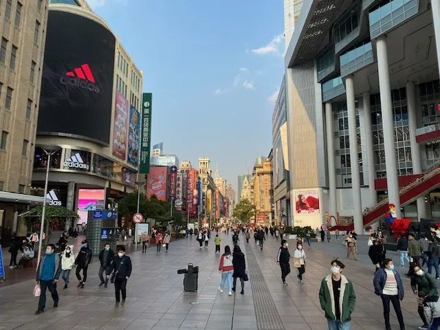 被疫情 冻结 的 上海购物 正渐回申城大街小巷 腾讯新闻
