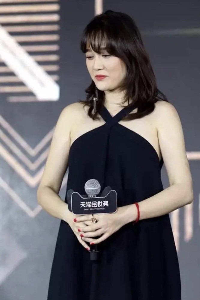 40岁陈乔恩中年发福?穿黑色挂脖裙难掩拜拜肉,竟飘出一丝孕味