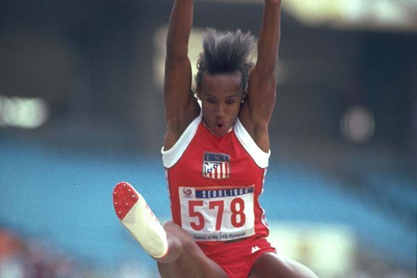 女子七项全能运动包括100米栏,跳高,铅球,200米,跳远,标枪,800米,杰西