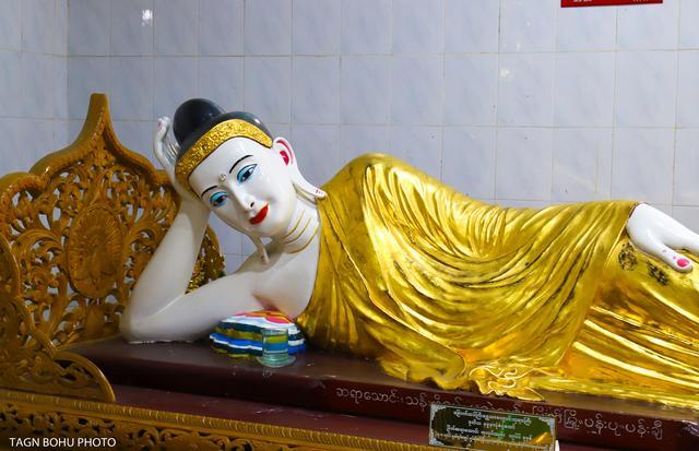 缅甸最大的卧佛像,经历各种天灾后,由坐佛变成卧佛眼睛由玉镶成