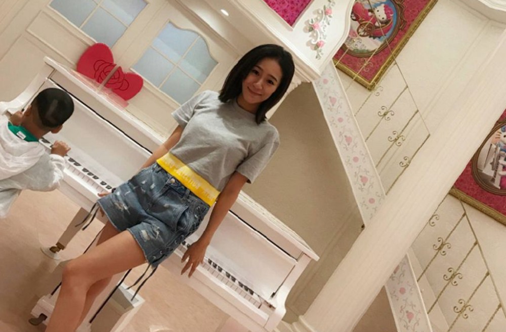 徐亮与现任妻子刘浩泉在2015年结婚之后育有一女一子,一家四口,其乐融