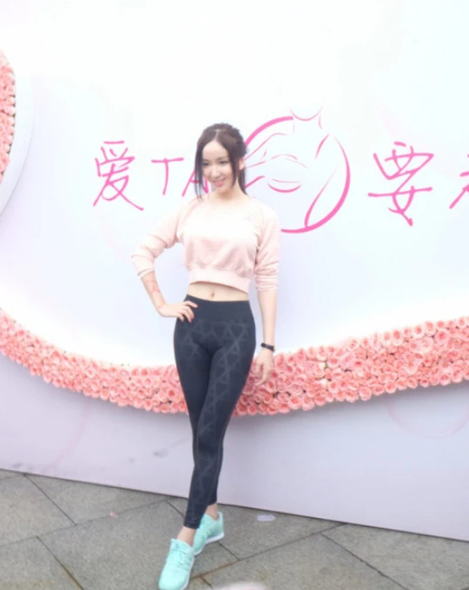 难怪娄艺潇不爱穿"无痕裤",当她换上后,这腿有多细都不知道