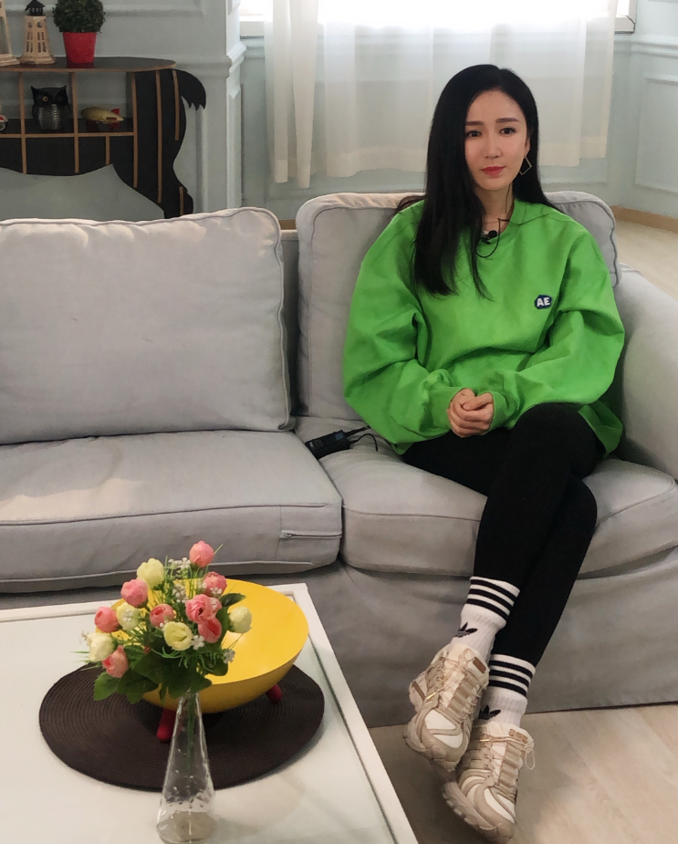 难怪娄艺潇不爱穿"无痕裤",当她换上后,这腿有多细都不知道