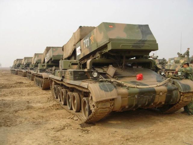 采用履带底盘的phz89非常适合伴随坦克部队行动,又与炮团里的plz83式