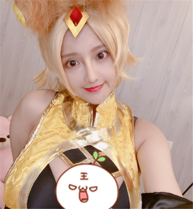 古阿扎cos妲己,跳舞过程中道具差点脱落,只好多次暂停重新戴上