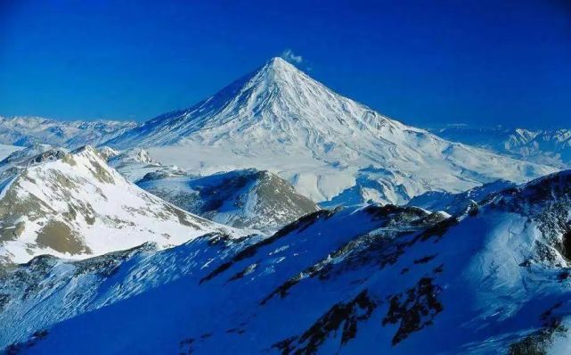 語作qolleh-ye damavand)是伊朗厄爾布爾士山脈的主峰和伊朗的最高峰