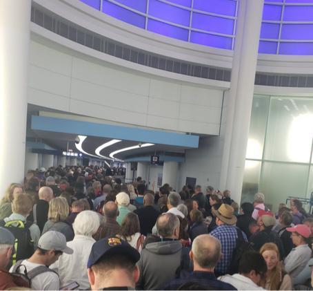 美国机场人满为患 很多旅客未戴口罩 还有官员带头违反规定外出聚餐 腾讯新闻