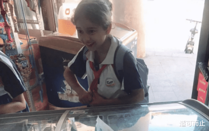 新疆小学生买东西很礼貌被拍到,颜值逆天,网友:我在等你长大!