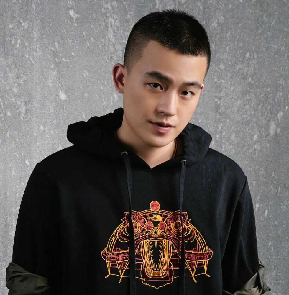 但是头顶的头发留得过长就会变成船员头,这也是男士