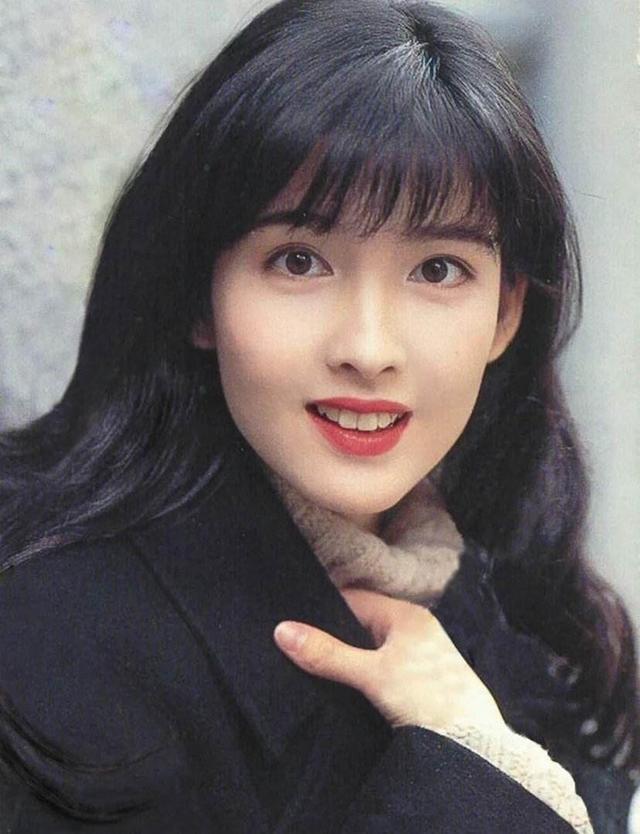 照片中的周慧敏站在左侧,与古巨基妻子陈韵晴贴着头紧密靠在一起