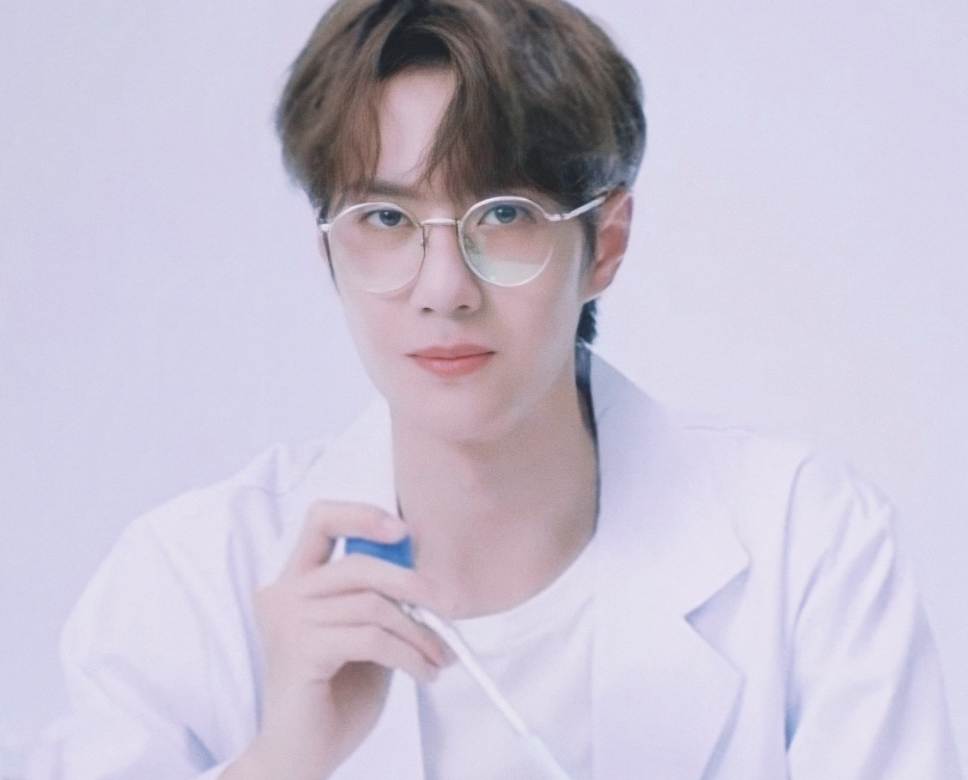 《天天向上》聊养娃,王一博没有发言权,穿白大褂两秒镜头帅哭了