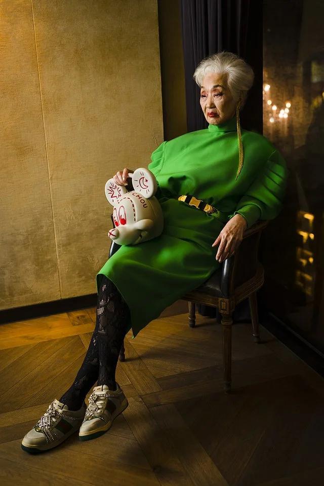 十分出色,即使是高龄但气质依然从容淡定,虽然没有年轻模特的青春活力