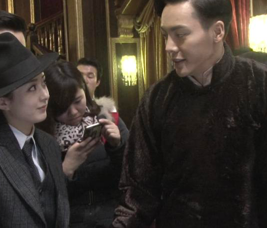 冯绍峰老婆演戏不惧围观赵丽颖早期穿西装喂陈伟霆饺子很从容