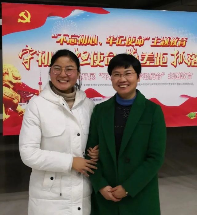 茹玉和"警察妈妈"的合影这位贫困女孩名叫钟茹玉