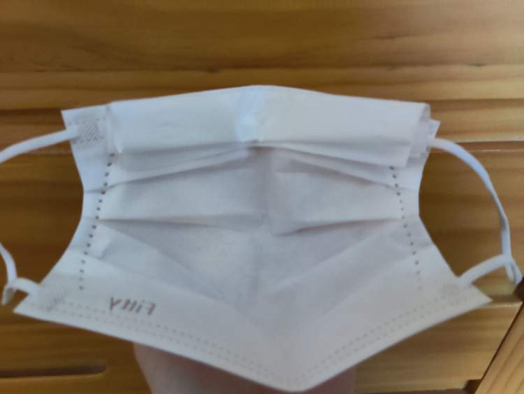 拿一张纸巾折四下,和口罩的长度相近,然后垫至口罩内的鼻梁位置,眼镜