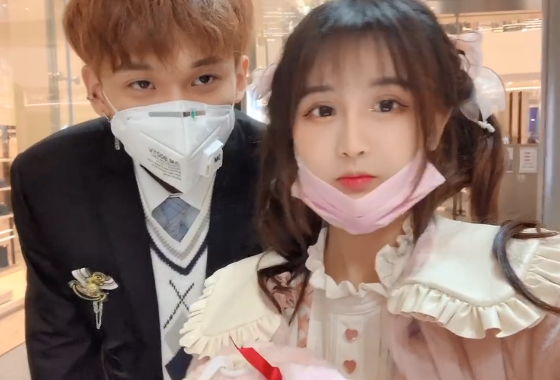 允恩和王乐乐分手后,与他前任杨清柠成为好姐妹,还一起逛街