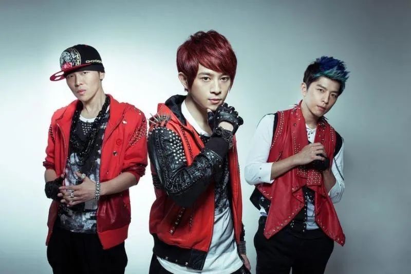 后来南拳妈妈解散他又成为艺人团体"小宇宙"中的一员这个组合出过很多